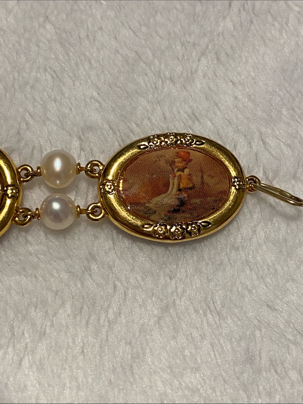 Vintage Danbury Mint Hummel panel Gold-Tone Pearl Art Portrait Bracelet - Picture 6 of 8